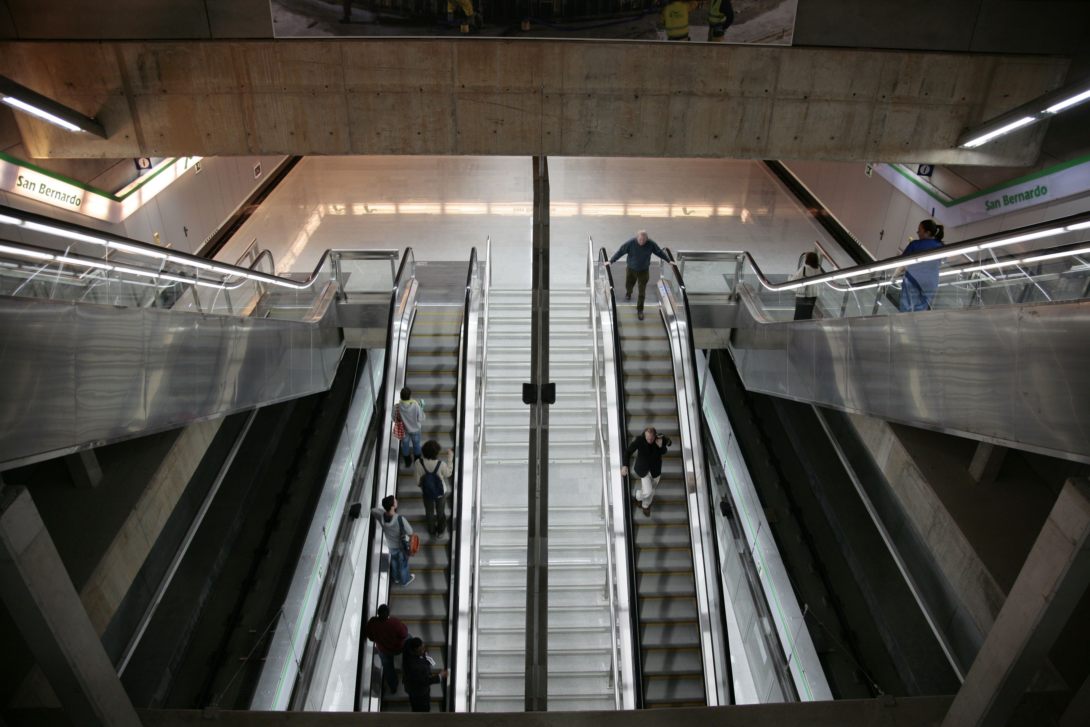 Escaleras y pasillos móviles